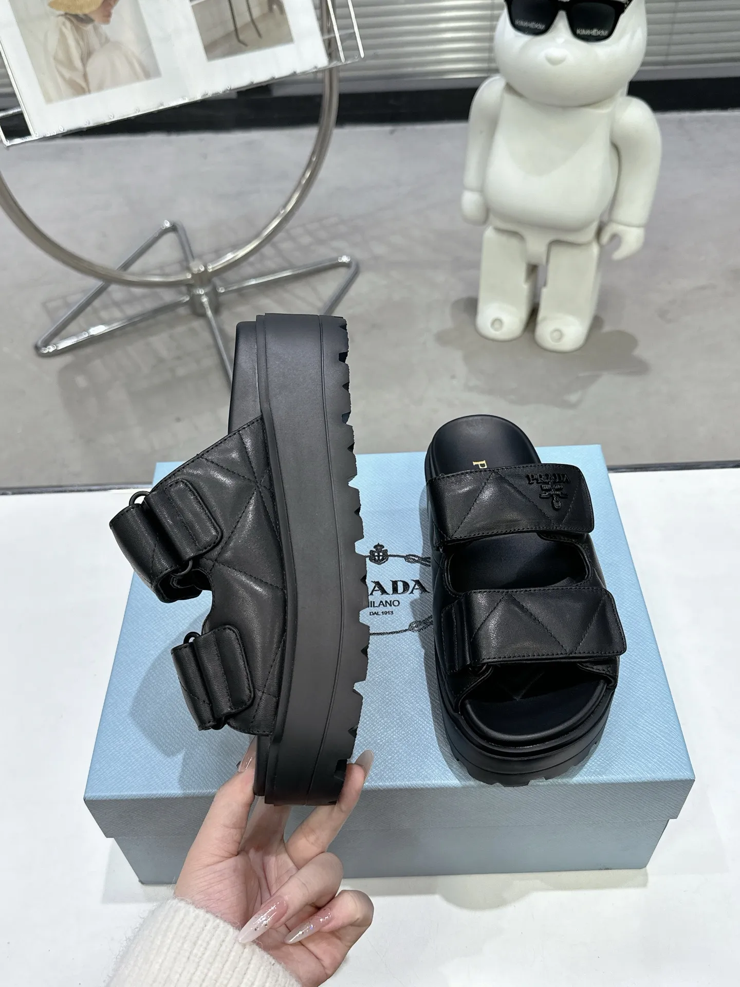 👟👟Ex-factory price 440👟👟 PRADA 2025 vs spring and summer popular sandals series... [Thick-soled double-button sandals] Original 1:1 customization, this year's most fashionable and popular retro British style, simple and elegant, all styles are good-looking, platform thick soles make you slimmer and taller, very comfortable, fashionable and versatile... Many Internet celebrities are on their feet. These platform round-toe thick-soled shoes are very popular this year. They can be worn (increased) for both leisure and leisure. ❶Material: Customized imported calf leather ❷Inner: Customized imported sheepskin ❸Outsole: Original molded ultra-light outsole ❹Sole thickness: 5.5cm ❺Number of yards: 35-40 ❻Packaging: Original full set of packaging ☀Color: Official website updated simultaneously